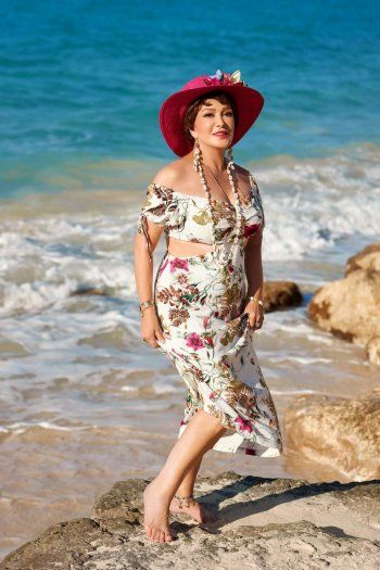 شاهد .. بالصور- لبلبة بإطلالة ساحرة على الشاطئ.. تبدو أصغر من عمرها بكثير