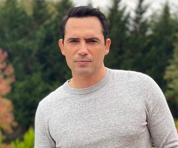 شاهد .. بالصورة - ظافر العابدين بإطلالة من إسطنبول برفقة شقيقه وهكذا علق