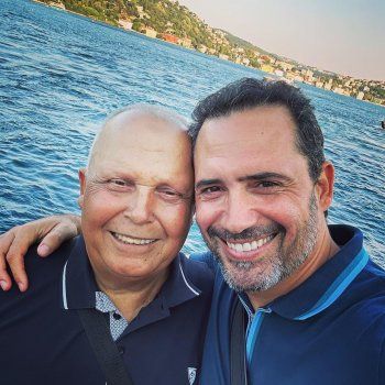 شاهد .. بالصورة - ظافر العابدين بإطلالة من إسطنبول برفقة شقيقه وهكذا علق