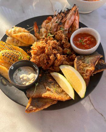 شاهد .. بالصور- يارا السكري تستمتع بوقتها وتتناول وجبة الغداء