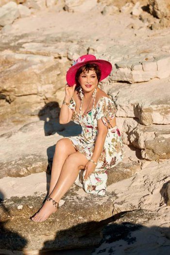 شاهد .. بالصور- لبلبة بإطلالة ساحرة على الشاطئ.. تبدو أصغر من عمرها بكثير