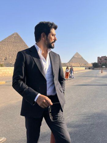 شاهد .. بالصور- بوراك أوزجيفيت من أمام الأهرامات وهذا سبب زيارته لـ مصر