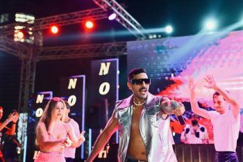 شاهد .. فنان مصري يثير الجدل بإطلالة غريبة الأطوار على المسرح