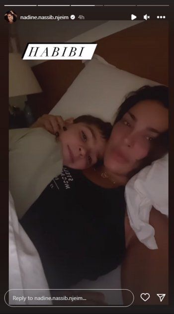 شاهد .. بالصورة - بحنان وحب..نادين نسيب نجيم تحضن إبنها
