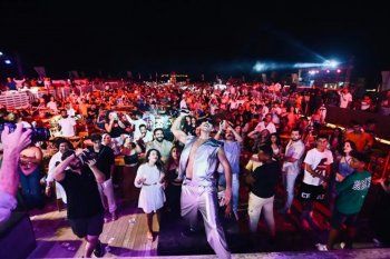 شاهد .. فنان مصري يثير الجدل بإطلالة غريبة الأطوار على المسرح