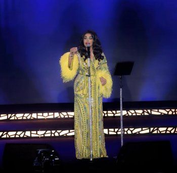 شاهد .. أحلام وكريسي تايغن بالفستان نفسه من تصميم زهير مراد ولكن!