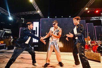 شاهد .. فنان مصري يثير الجدل بإطلالة غريبة الأطوار على المسرح