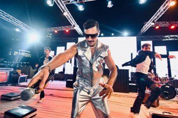 شاهد .. فنان مصري يثير الجدل بإطلالة غريبة الأطوار على المسرح