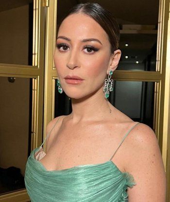 شاهد .. منة شلبي تختار درجة مميزة جداً من اللون الأخضر.. وهكذا خطفت القلوب