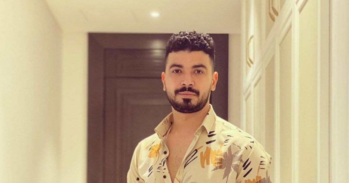 شاهد .. بالفيديو- بعد أن غنى "إختياراتي" مع أحمد سعد على المسرح.. محمد أنور يسخر من صوته بهذه الطريقة