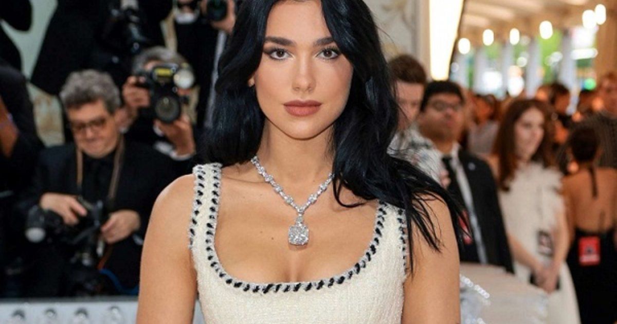 شاهد .. دوا ليبا تتصور مع دميتها في بيكيني من الكروشيه الأزرق والوردي