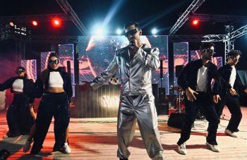 شاهد .. فنان مصري يثير الجدل بإطلالة غريبة الأطوار على المسرح