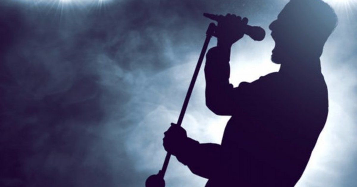 شاهد .. فنان مصري يثير الجدل بإطلالة غريبة الأطوار على المسرح