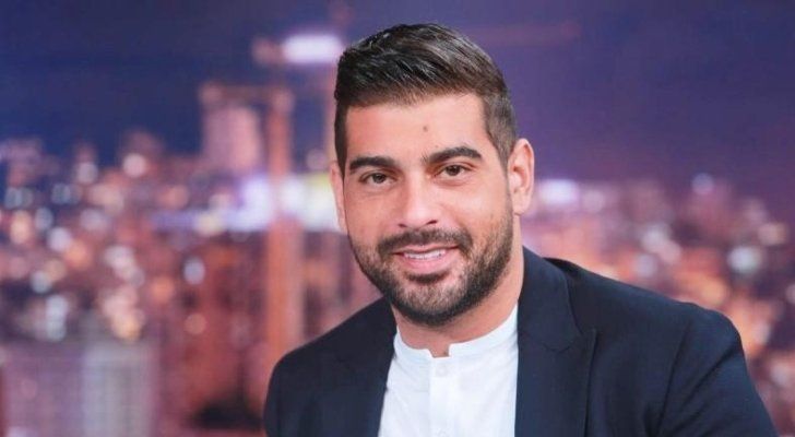 شاهد .. بالفيديو - تأثر عازف القانون خلال غناء آدم في ليلة الدموع يدفعه للبكاء