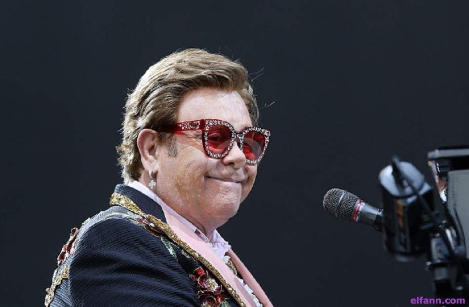 شاهد .. نقل إلتون جون إلى المستشفى... فماذا حدث؟