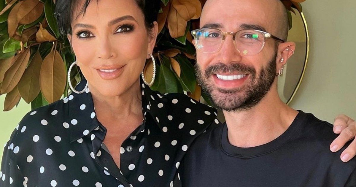 شاهد .. خبير التجميل اللبناني سامر خزامي يعيد كريس جينر الى فترة شبابها بلمساته - بالفيديو