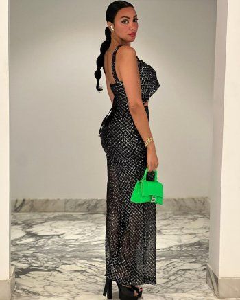 شاهد .. بالصور- بأناقة وجمال..ميرهان حسين تسحر الجمهور بإطلالتها المميزة