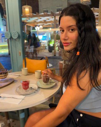 شاهد .. بالصور- سينتيا خليفة تلاقي محبة وإعجاب من الجمهور بسبب خفة ظلها