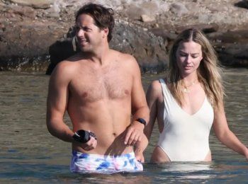 شاهد .. بالصور - مارغو روبي تقضي إجازة في اليونان وتتبادل القبل مع زوجها