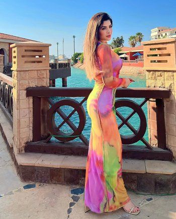 شاهد .. بالصور- بألوان جميلة .. ميرنا جميل تتألق في أحدث ظهور لها