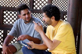 شاهد .. بصورة مع كريم محمود عبد العزيز من كواليس التصوير..مصطفى خاطر يحمس الجمهور لـ "البيت بيتي"