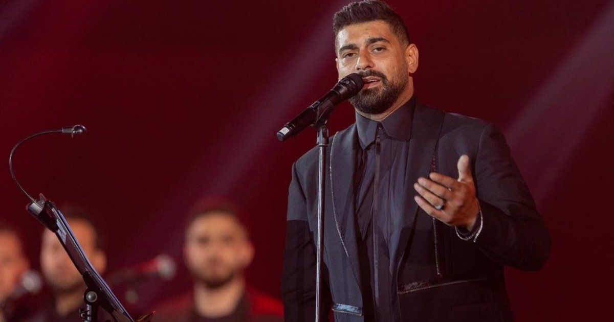 شاهد .. آدم يعلق على بكاء عازف فرقته خلال غنائه على المسرح في "ليلة الدموع"