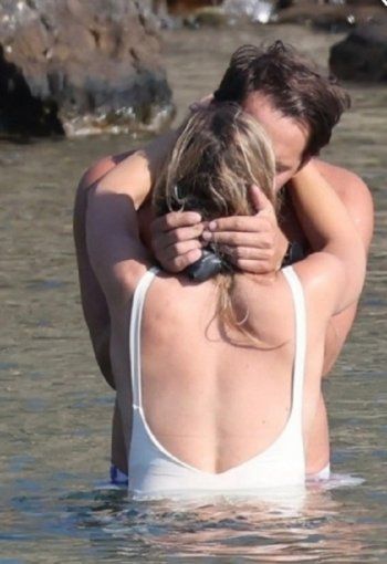 شاهد .. بالصور - مارغو روبي تقضي إجازة في اليونان وتتبادل القبل مع زوجها