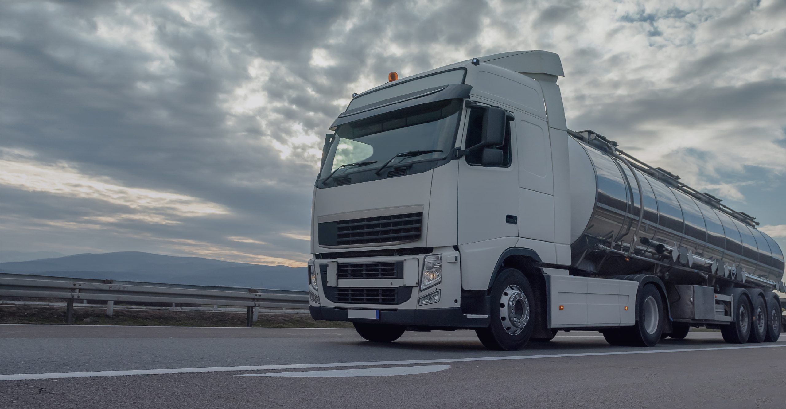 مركز النقل المتكامل يحث سائقي الشاحنات على تفقد الإطارات