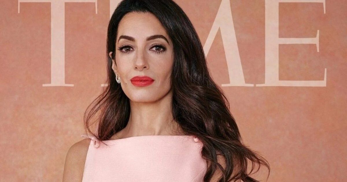 شاهد .. بالصورة - أمل كلوني بإطلالة صيفية مبهرة خلال وصولها الى البندقية