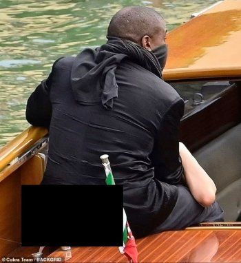 شاهد .. كانيي ويست يكشف عن مؤخرته في مكان عام.. ومطالبات بإعتقاله