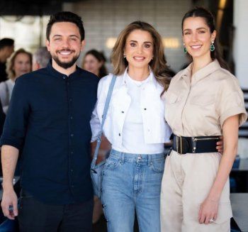 شاهد .. هكذا هنّأ ولي عهد الأردن والدته الملكة رانيا بعيد ميلادها-بالصورة