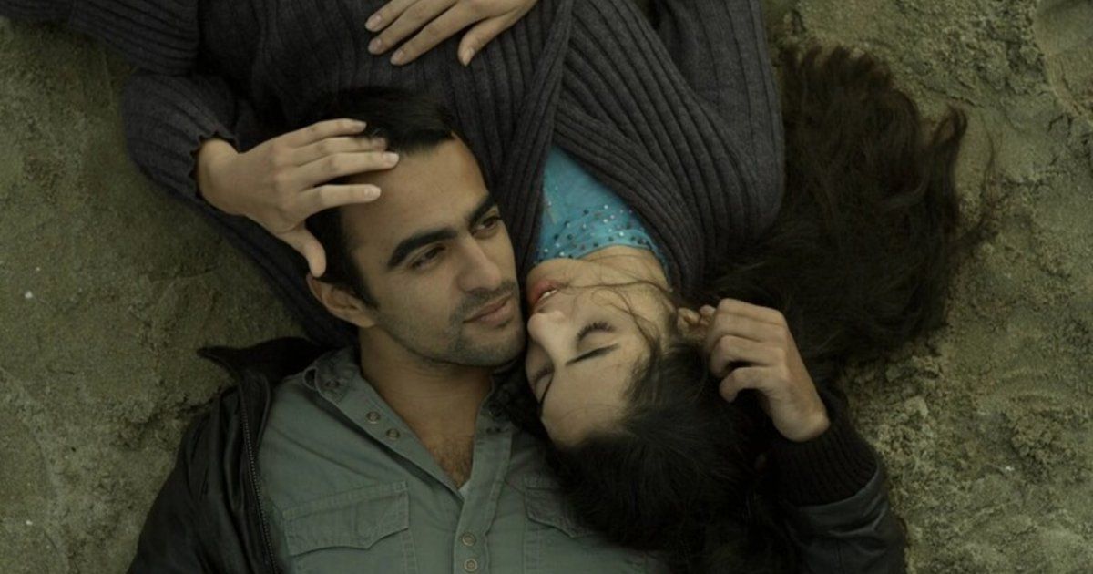 شاهد .. بسبب مشهد جريء.. حارس سينما يمنع عرض فيلم في المغرب