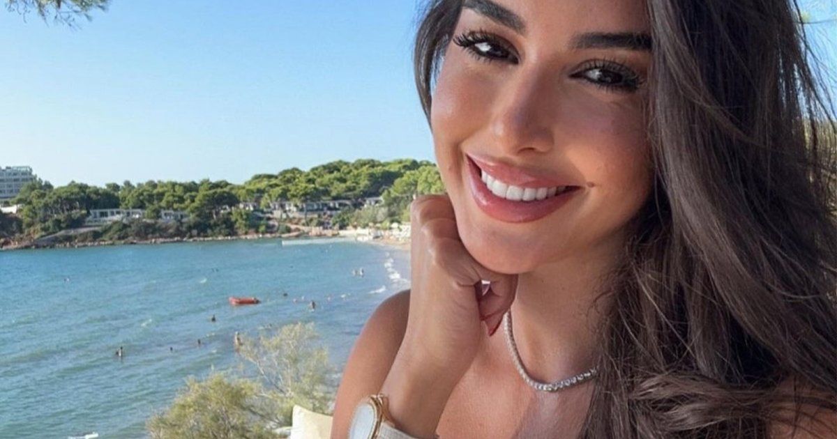 شاهد .. ياسمين صبري بـ كروب توب وتنورة من Dolce & Gabbana وهذا سعرهما