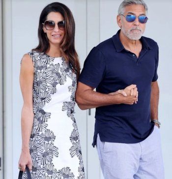 شاهد .. بالصورة - أمل كلوني بإطلالة صيفية مبهرة خلال وصولها الى البندقية