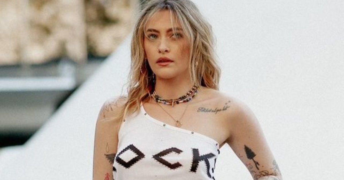 شاهد .. باريس جاكسون تحسم الجدل حول شعر إبطيها بهذا التصريح