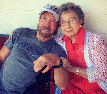 شاهد .. ممثل عالمي يشارك صورة لوالدته.. وعمرها 102 سنة