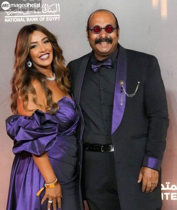 شاهد .. بالصورة- محمد ثروت يعايد زوجته بعيد ميلادها على طريقته