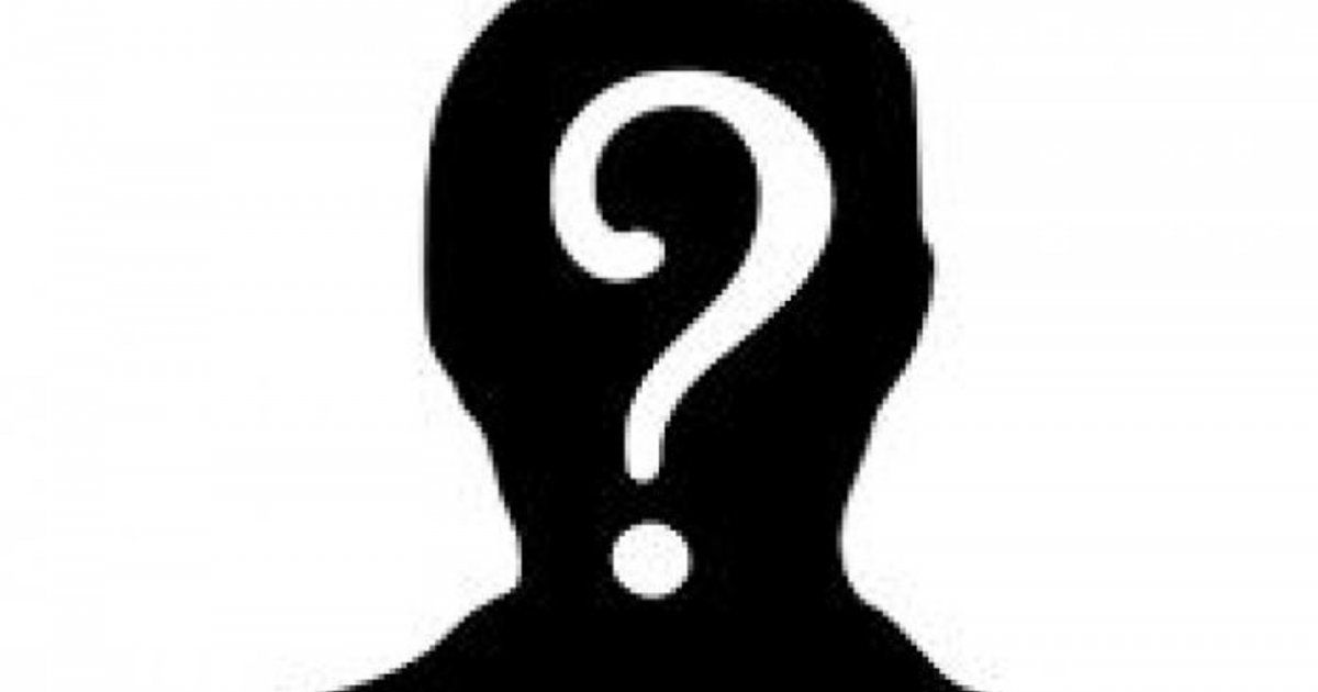 شاهد .. الميكروفون يغضب فنان على المسرح ومعجبة تسقط ضحية والشرطة تتدخل .. بالفيديو