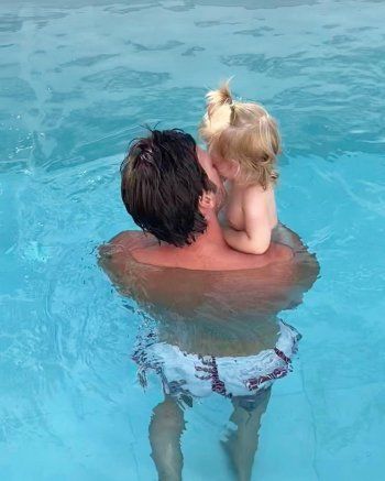 شاهد .. ما قصة قبلة كيفانش تاتليتوغ اللطيفة في حوض السباحة ؟