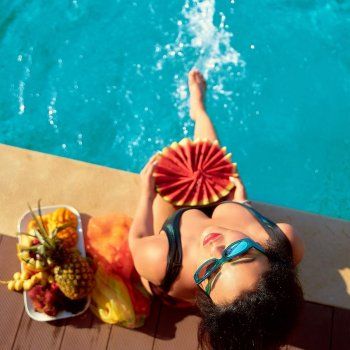 شاهد .. هيفا وهبي قنبلة أنوثة بالمايوه وإطلالة بيضاء صيفية من جزيرة ميكونوس-بالصور