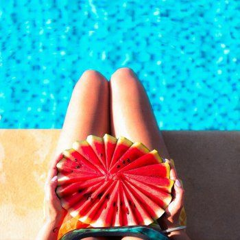 شاهد .. هيفا وهبي بإطلالة رائعة على البحر.. مايوه ملون وفواكه متنوعة