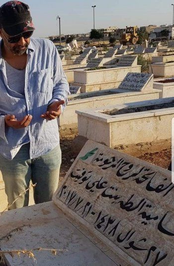 شاهد .. ممثل شهير يستذكر وفاة والده بكلمات مؤثرة للغاية