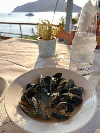 شاهد .. ياسمين صبري تضج أنوثة بإطلالتها على البحر .. وحقيبتها وصاندالها بآلاف الدولارات