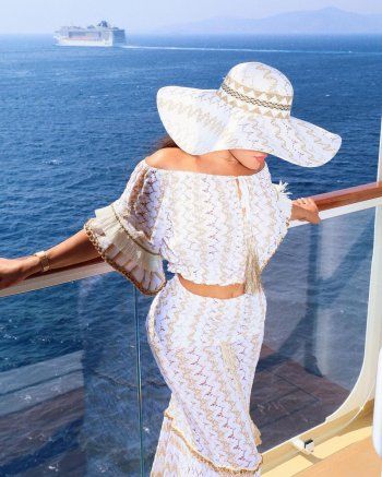 شاهد .. هيفا وهبي قنبلة أنوثة بالمايوه وإطلالة بيضاء صيفية من جزيرة ميكونوس-بالصور