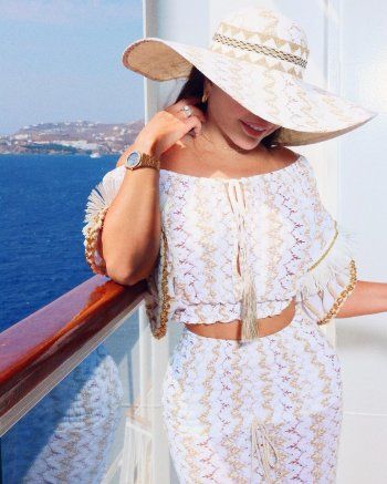 شاهد .. هيفا وهبي قنبلة أنوثة بالمايوه وإطلالة بيضاء صيفية من جزيرة ميكونوس-بالصور