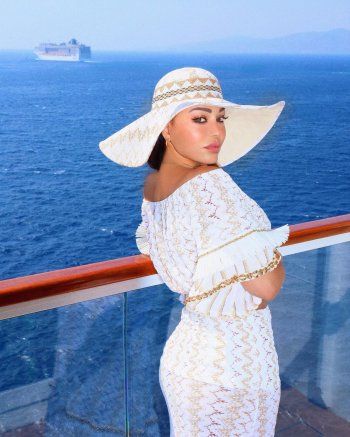 شاهد .. هيفا وهبي قنبلة أنوثة بالمايوه وإطلالة بيضاء صيفية من جزيرة ميكونوس-بالصور