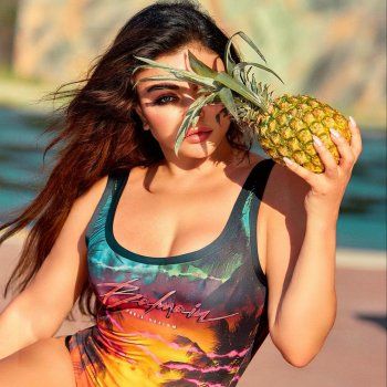 شاهد .. هيفا وهبي بإطلالة رائعة على البحر.. مايوه ملون وفواكه متنوعة