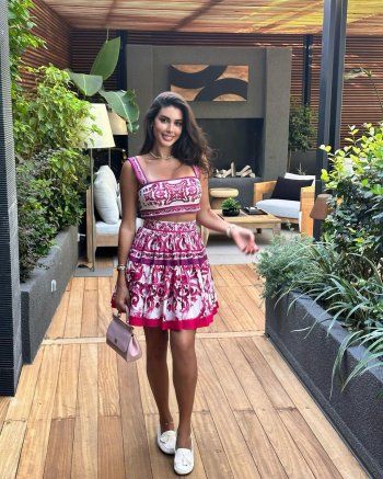 شاهد .. ياسمين صبري تضج أنوثة بإطلالتها على البحر .. وحقيبتها وصاندالها بآلاف الدولارات