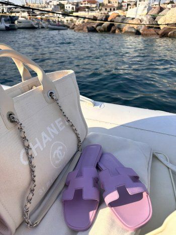 شاهد .. ياسمين صبري تضج أنوثة بإطلالتها على البحر .. وحقيبتها وصاندالها بآلاف الدولارات