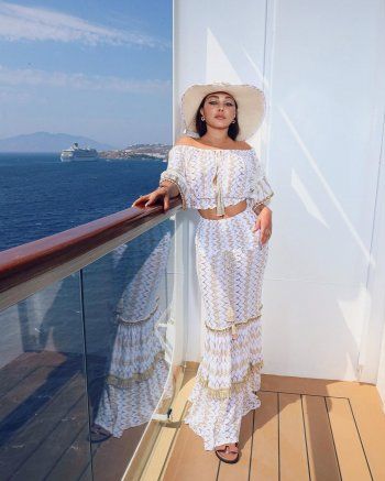 شاهد .. هيفا وهبي قنبلة أنوثة بالمايوه وإطلالة بيضاء صيفية من جزيرة ميكونوس-بالصور